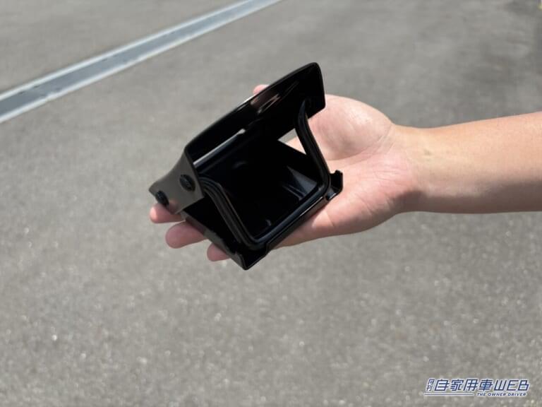 タイヤストッパー（軽自動車用）［エーモン］の組み立て｜「そうやって使うんだ？」「この形からは想像つかない」コンパクトだから車に積んでおいてもOK。持っておけば安心のカーグッズを紹介