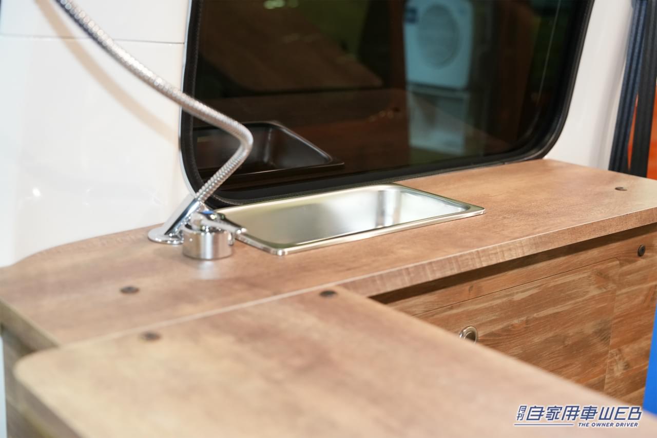 |旅先でも「快適に過ごせて、寝れる。もちろん調理も可」。全長4m級のバンキャンパーは、2人旅のベストパートナーだった