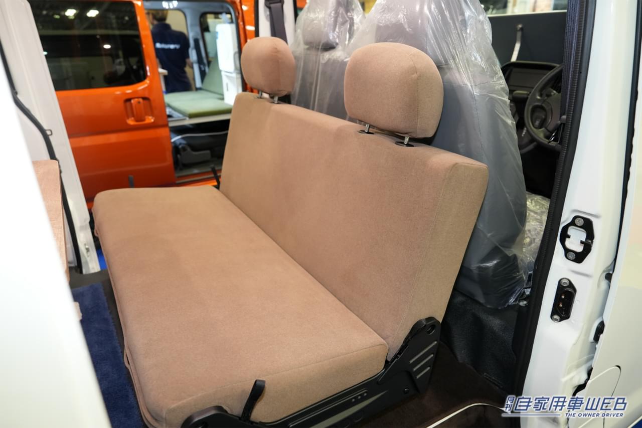 |旅先でも「快適に過ごせて、寝れる。もちろん調理も可」。全長4m級のバンキャンパーは、2人旅のベストパートナーだった