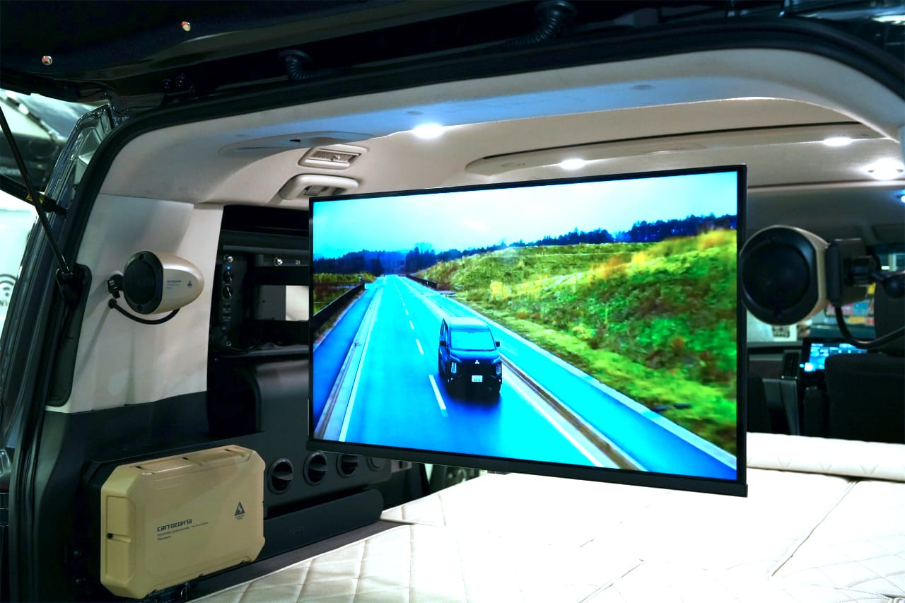 最強エンタメキャンパーは、大画面モニター+本格スピーカー搭載の「動く映画館」。キャンプの現場で真価を発揮するこだわりポイントを解説