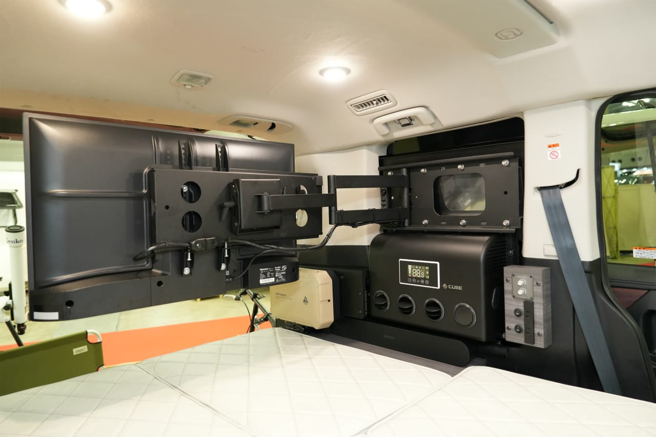 ｜最強エンタメキャンパーは、大画面モニター＋本格スピーカー搭載の「動く映画館」。キャンプの現場で真価を発揮するこだわりポイントを解説