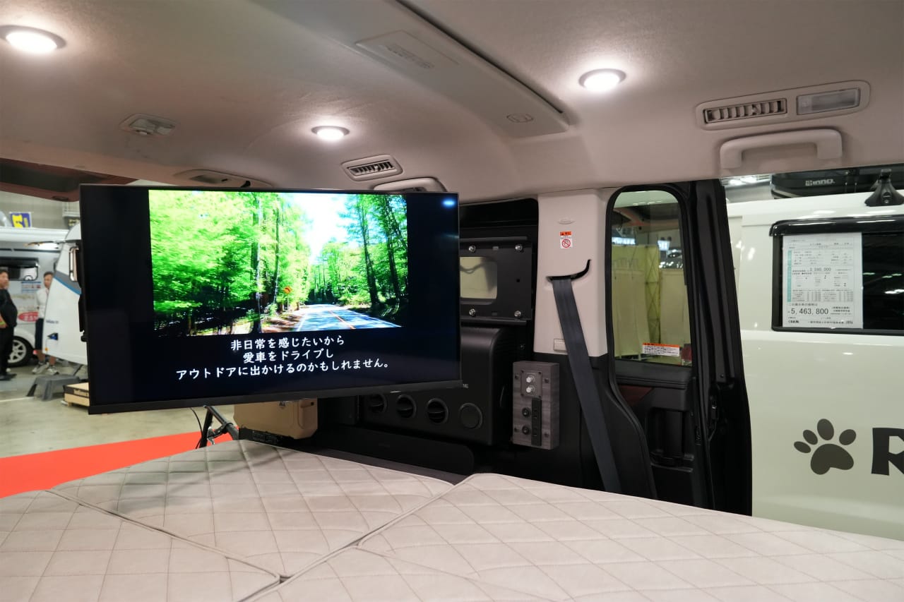｜最強エンタメキャンパーは、大画面モニター＋本格スピーカー搭載の「動く映画館」。キャンプの現場で真価を発揮するこだわりポイントを解説