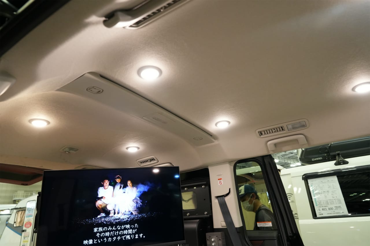 ｜最強エンタメキャンパーは、大画面モニター＋本格スピーカー搭載の「動く映画館」。キャンプの現場で真価を発揮するこだわりポイントを解説