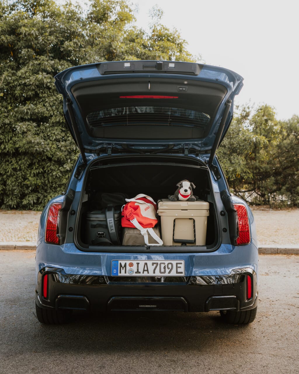 ｜特別な「青色」を纏う限定車「MINI カントリーマン スレート・ブルー」登場