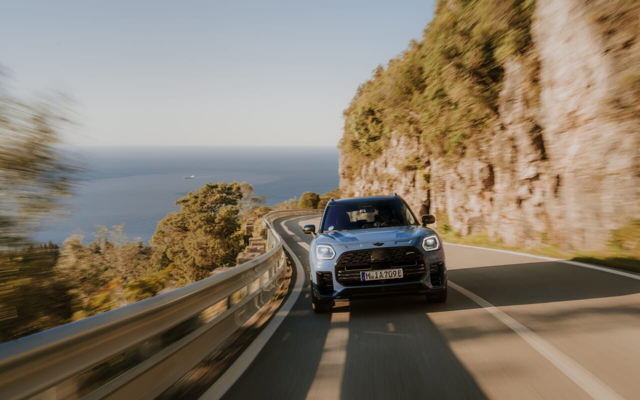 ｜特別な「青色」を纏う限定車「MINI カントリーマン スレート・ブルー」登場