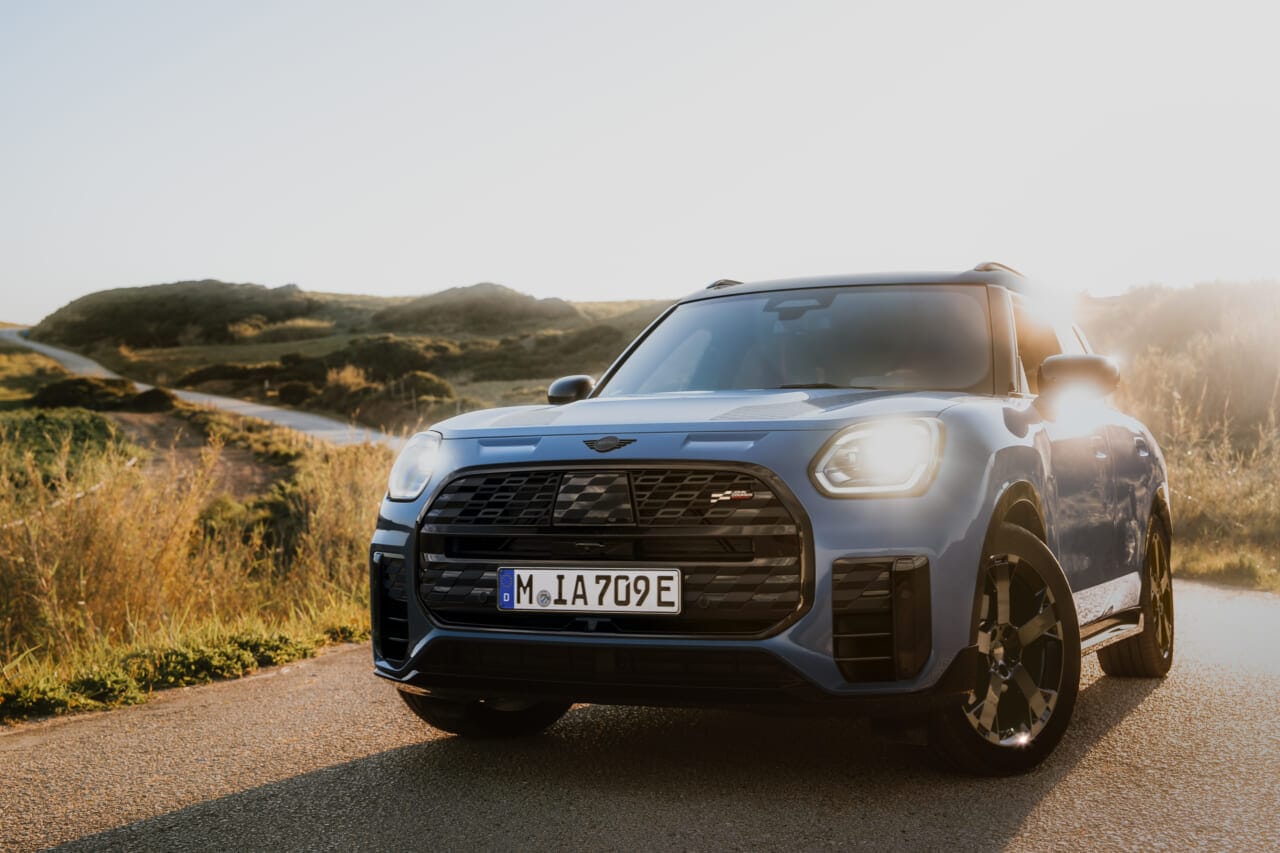 特別な「青色」を纏う限定車「MINI カントリーマン スレート・ブルー」登場