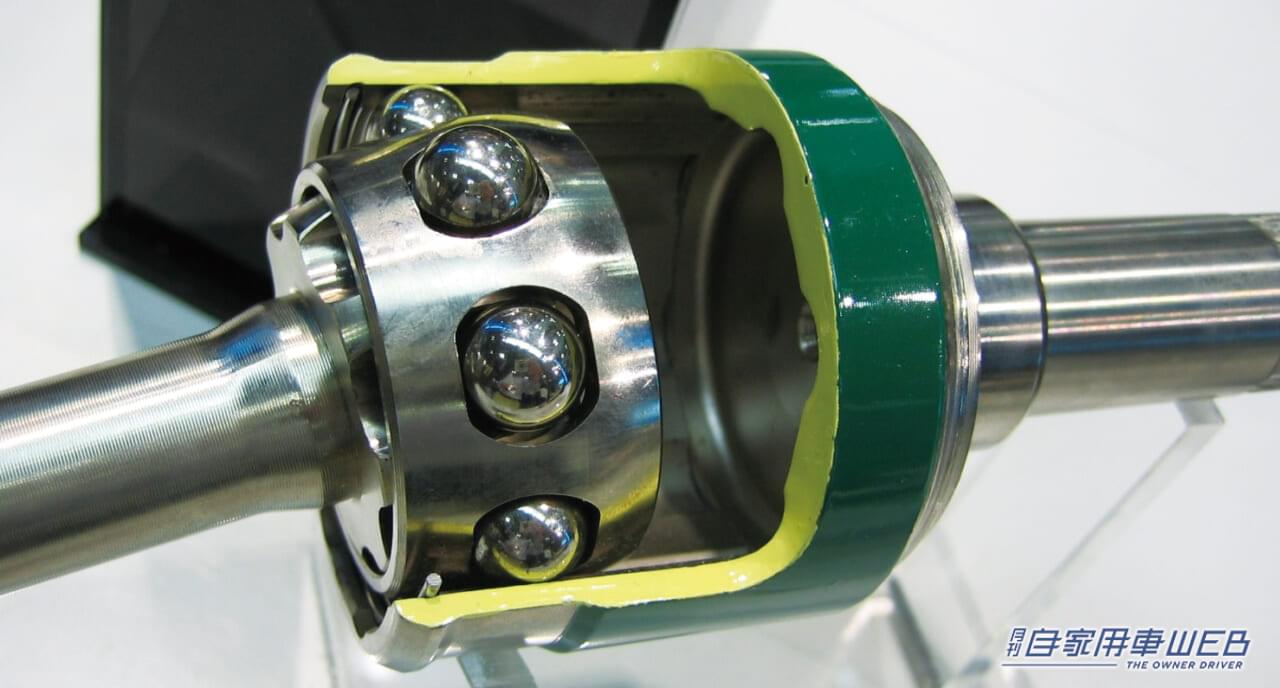 |1966年に革命が起こる。「富士重工業がNTN(旧東洋ベアリング)と共同開発」。トヨタは一番遅れて1983年に参入。「よいのは居住性だけ」と言われながら、技術革新で今は主流に。