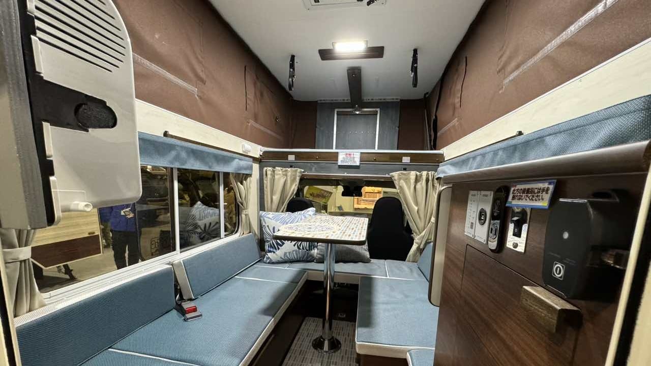 「え、軽で?」車内で立てるぞ…もはや家みたいなキャンパーは、まさかのベース車両だった。