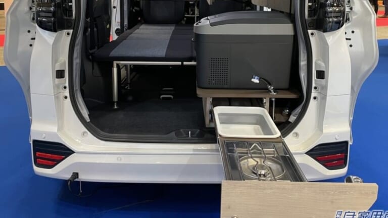 あれ？ 普通の「トヨタ・ヴォクシー」と見せかけて実はキャンピングカー。日常に溶け込む“快適ガチ勢”の旅グルマ。
