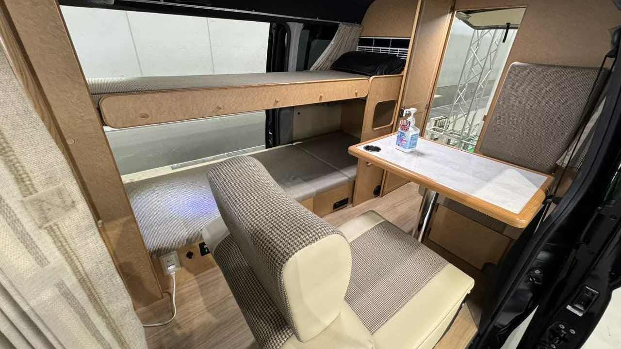 車中泊「準備ゼロ」で眠れる贅沢。キャンピングカーの最適解かも。展開不要のベッド&個室トイレの実力。