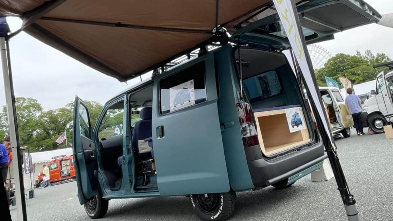 思わず二度見…「本当に商用車か?」アウトドア仕様で生まれ変わったスクエアボディ。荷物も夢も全部積んで走れ!