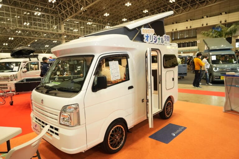 ベース車はスズキ•キャリイトラック。2WDと4WDから選べる。｜「本当に軽トラ？」「信じられない…」コスパ最強かも！ 走るミニ別荘みたいな軽キャンパー。
