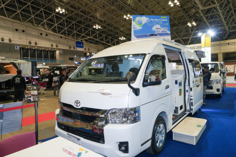 ベース車は全長5380mmのスーパーロング。｜もはや「自走する家」トヨタ車が「高級ワンルーム」になるなんて。IHコンロ・電子レンジ・冷蔵庫・エアコンまで完備。