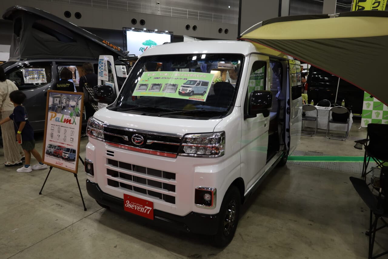 ベース車はダイハツ アトレーRS。運転支援機能や安全性能が充実し、目的地までの道中も快適だ。｜斬新すぎる…。「この価格で…」すごい装備のキャンパー「本当に軽か？」立派すぎる生活空間が快適車中泊を叶える。
