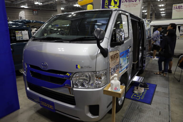 ベース車はハイエースロング標準ルーフ。｜「おいおい、車内だぞ…？」「嘘みたいに広い」トヨタ車に冷蔵庫も電子レンジも…まるで男子の秘密基地みたい。