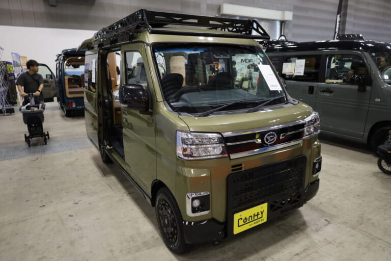 ベース車はダイハツ•アトレーRS。オプションのスキッドグリルをつけた顔つきが無骨さを引き上げる。｜「軽なのに…“最強”!?」無骨カッコいい、安っぽくない！軽キャンパーに見えない存在感。