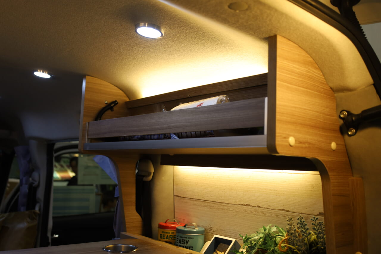天井断熱も標準装備。夏に強く、冬に優しい車内環境をサポートする。｜斬新すぎる…。「この価格で…」すごい装備のキャンパー「本当に軽か？」立派すぎる生活空間が快適車中泊を叶える。