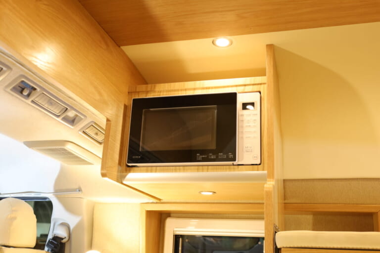 ギャレーには電子レンジも装備。パブロのコンセプトの“暮らすように旅する”ために欠かせないアイテムの一つだ。｜快適トヨタ車「本当に車内なのか…？」もはや家、極上室内は家族で暮らすように旅できる。キッチン・ベッド・エアコン…何でも揃ってる！