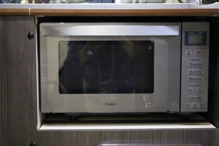電子レンジも標準装備。メニューのバリエーションが広がり、長旅の食生活が豊かになるはず。｜「おいおい、車内だぞ…？」「嘘みたいに広い」トヨタ車に冷蔵庫も電子レンジも…まるで男子の秘密基地みたい。
