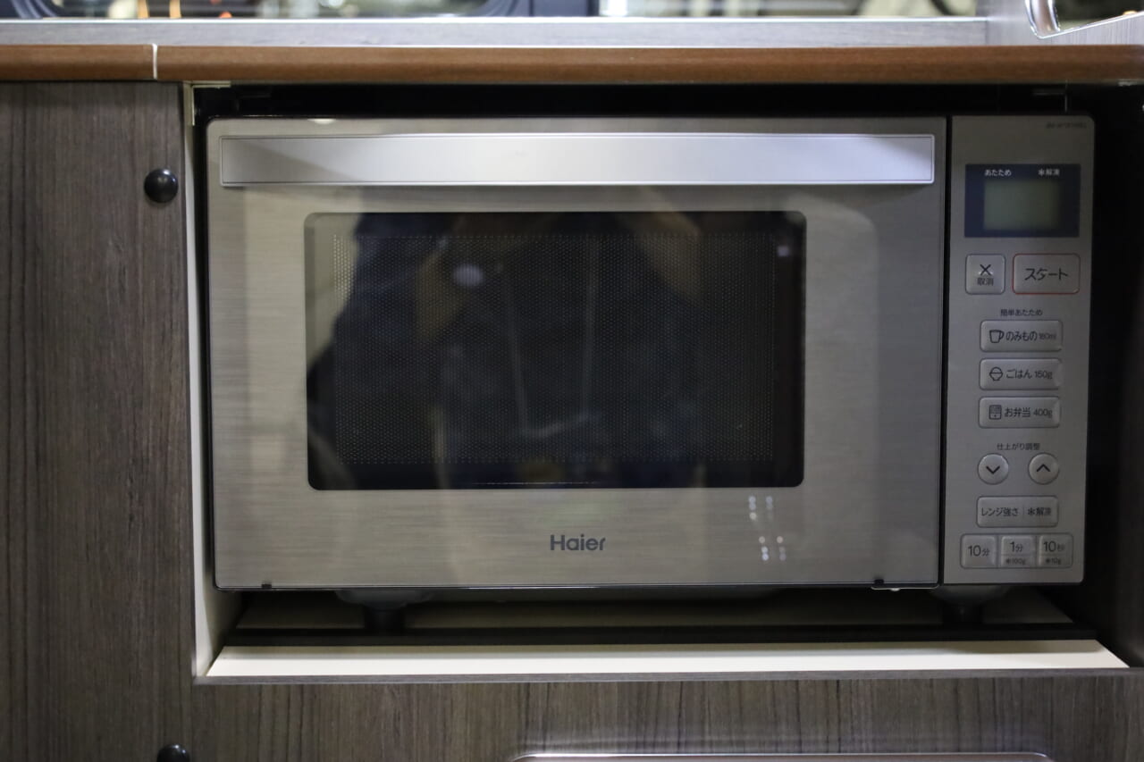 電子レンジも標準装備。メニューのバリエーションが広がり、長旅の食生活が豊かになるはず。｜「おいおい、車内だぞ…？」「嘘みたいに広い」トヨタ車に冷蔵庫も電子レンジも…まるで男子の秘密基地みたい。