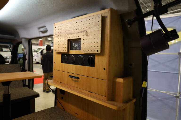 12Vクーラーを標準装備。｜「軽なのに…“最強”!?」無骨カッコいい、安っぽくない！軽キャンパーに見えない存在感。