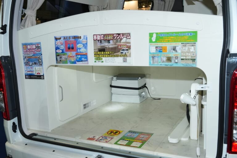 荷室に積まれた簡易トイレ。｜もはや「自走する家」トヨタ車が「高級ワンルーム」になるなんて。IHコンロ・電子レンジ・冷蔵庫・エアコンまで完備。