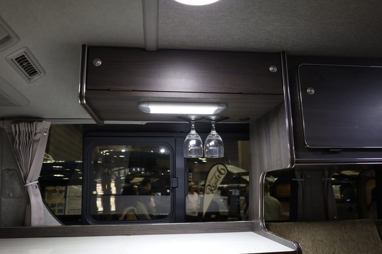 電子レンジ上の天板はライトが照らし、夜間でも調理がしやすい。なんとリンエイオリジナル食器セットまで標準装備。｜「おいおい、車内だぞ…？」「嘘みたいに広い」トヨタ車に冷蔵庫も電子レンジも…まるで男子の秘密基地みたい。