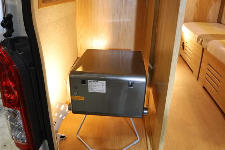 展示車はマルチルームにポータブルトイレを設置。利用例を紹介していた。｜快適トヨタ車「本当に車内なのか…？」もはや家、極上室内は家族で暮らすように旅できる。キッチン・ベッド・エアコン…何でも揃ってる！