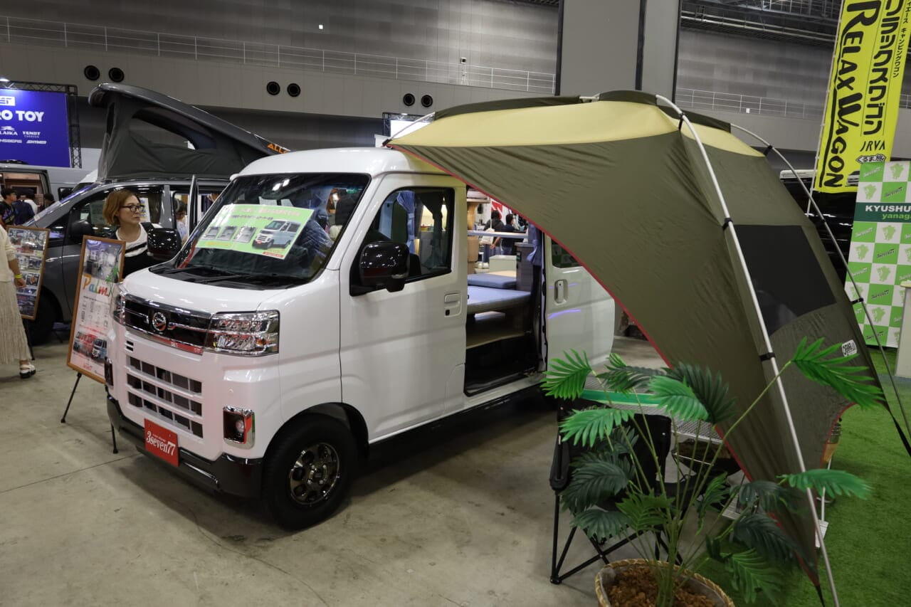 荷物の収納力があるので車中泊キャンプも問題なし。市販のカーサイドタープも良く似合う。｜斬新すぎる…。「この価格で…」すごい装備のキャンパー「本当に軽か？」立派すぎる生活空間が快適車中泊を叶える。