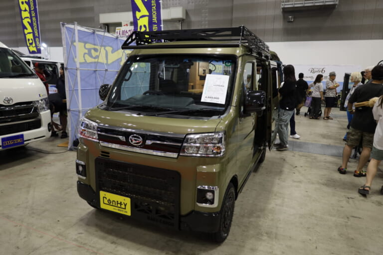 ルートシックス・コンフィⅢの標準価格は437万8000円。展示車両の車体価格（オプション品込み）は498万9000円（諸費用別途）｜「軽なのに…“最強”!?」無骨カッコいい、安っぽくない！軽キャンパーに見えない存在感。