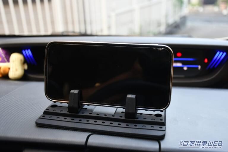 【WELDE】置くだけスマホスタンド｜「まさに探してたやつ」「マジで複数買いするわ」装着も取り外しも一瞬で終了。旅先のレンタカーで使ってもOK。便利なカーグッズを紹介