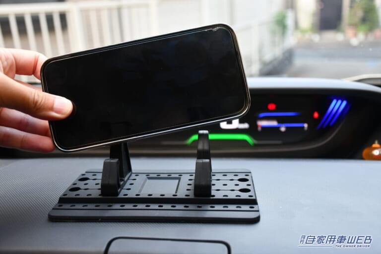 【WELDE】置くだけスマホスタンド｜「まさに探してたやつ」「マジで複数買いするわ」装着も取り外しも一瞬で終了。旅先のレンタカーで使ってもOK。便利なカーグッズを紹介