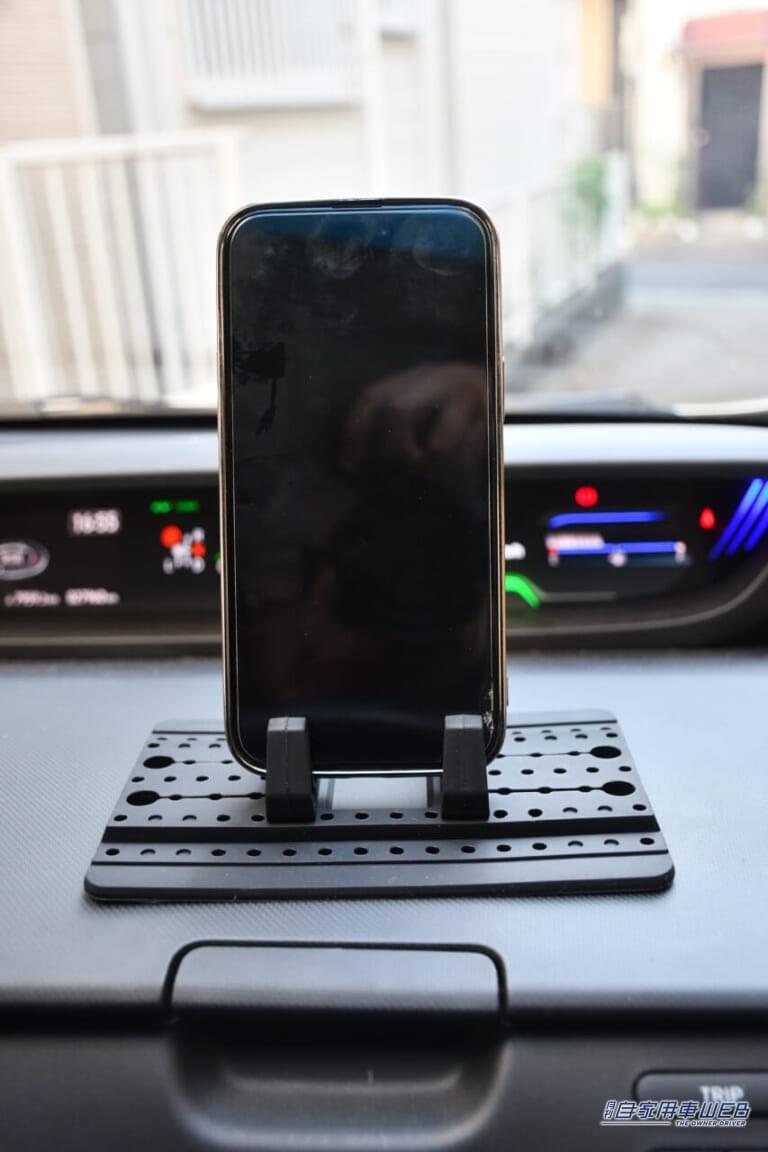 【WELDE】置くだけスマホスタンド｜「まさに探してたやつ」「マジで複数買いするわ」装着も取り外しも一瞬で終了。旅先のレンタカーで使ってもOK。便利なカーグッズを紹介