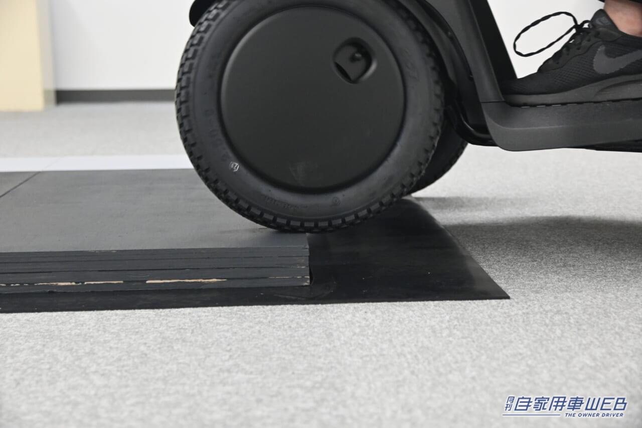 |ダイハツが仕掛ける新戦略。「e-SNEAKER」でシニアカー市場に殴り込み【未来の歩行モビリティの実力は如何に?】