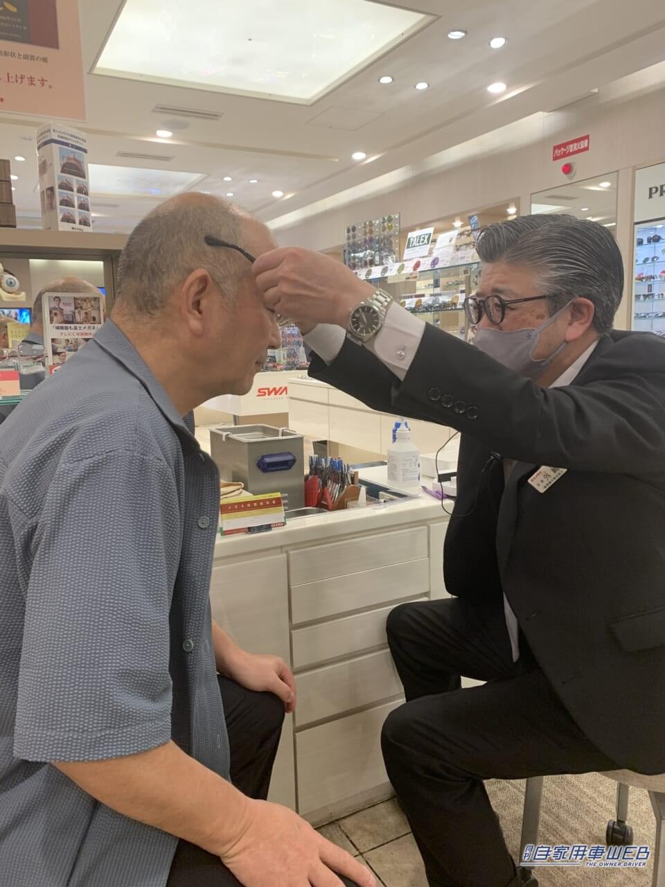 |老眼メカニックの作業時間を短縮する「魔法」のメガネ!秘密はレンズの上下逆転にあり