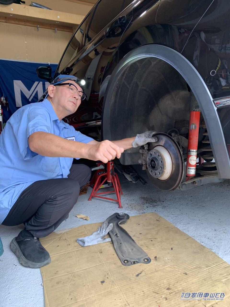 |老眼メカニックの作業時間を短縮する「魔法」のメガネ!秘密はレンズの上下逆転にあり