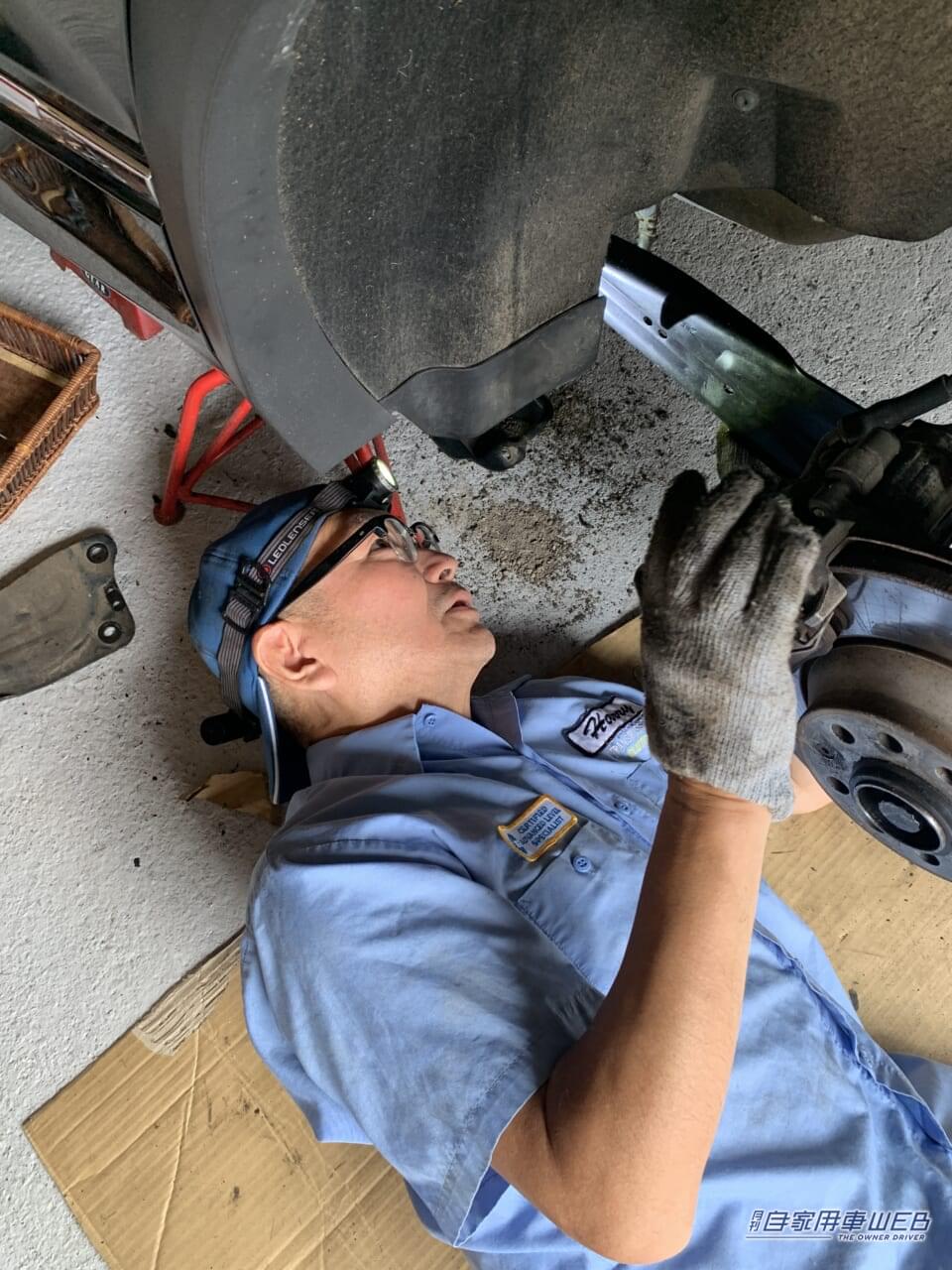 |老眼メカニックの作業時間を短縮する「魔法」のメガネ!秘密はレンズの上下逆転にあり