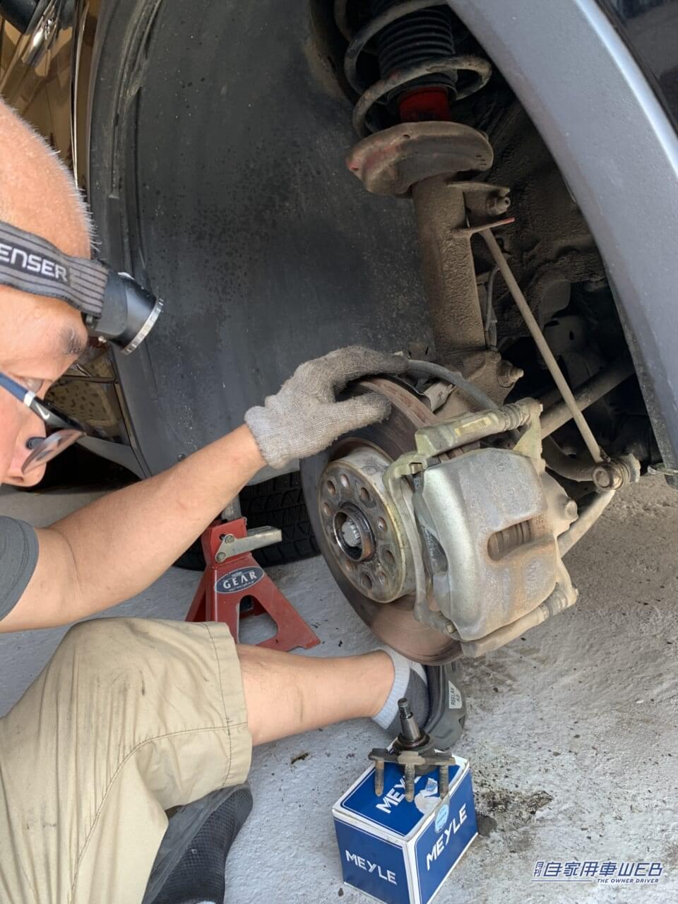 |老眼メカニックの作業時間を短縮する「魔法」のメガネ!秘密はレンズの上下逆転にあり