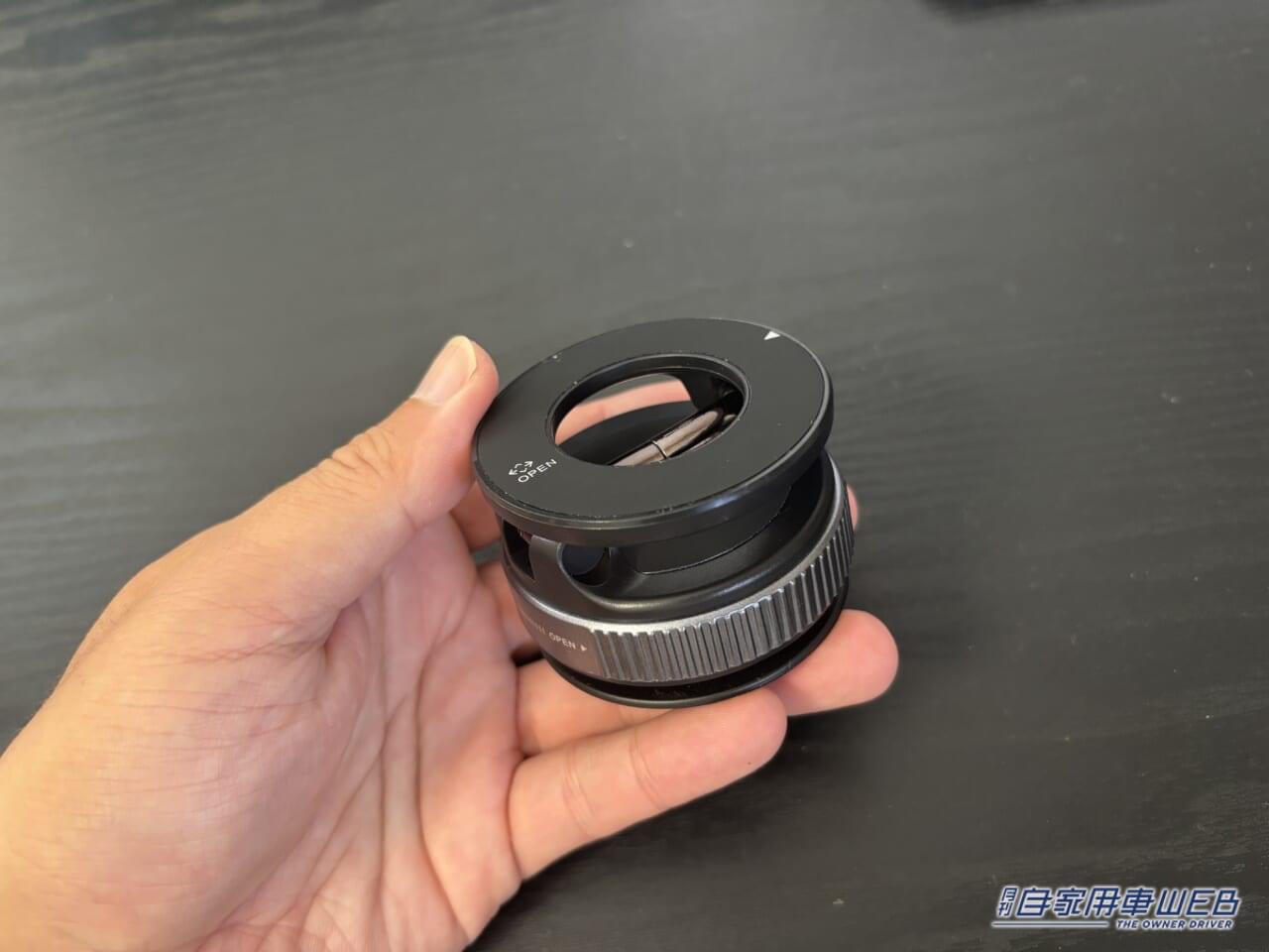 GONSIFACHA スマホホルダー|「なんだこれ」「カチカチがクセになる」鬼バズったカーグッズを実際に購入「ガジェット好きにブッ刺さる」「そうやって使うのか」