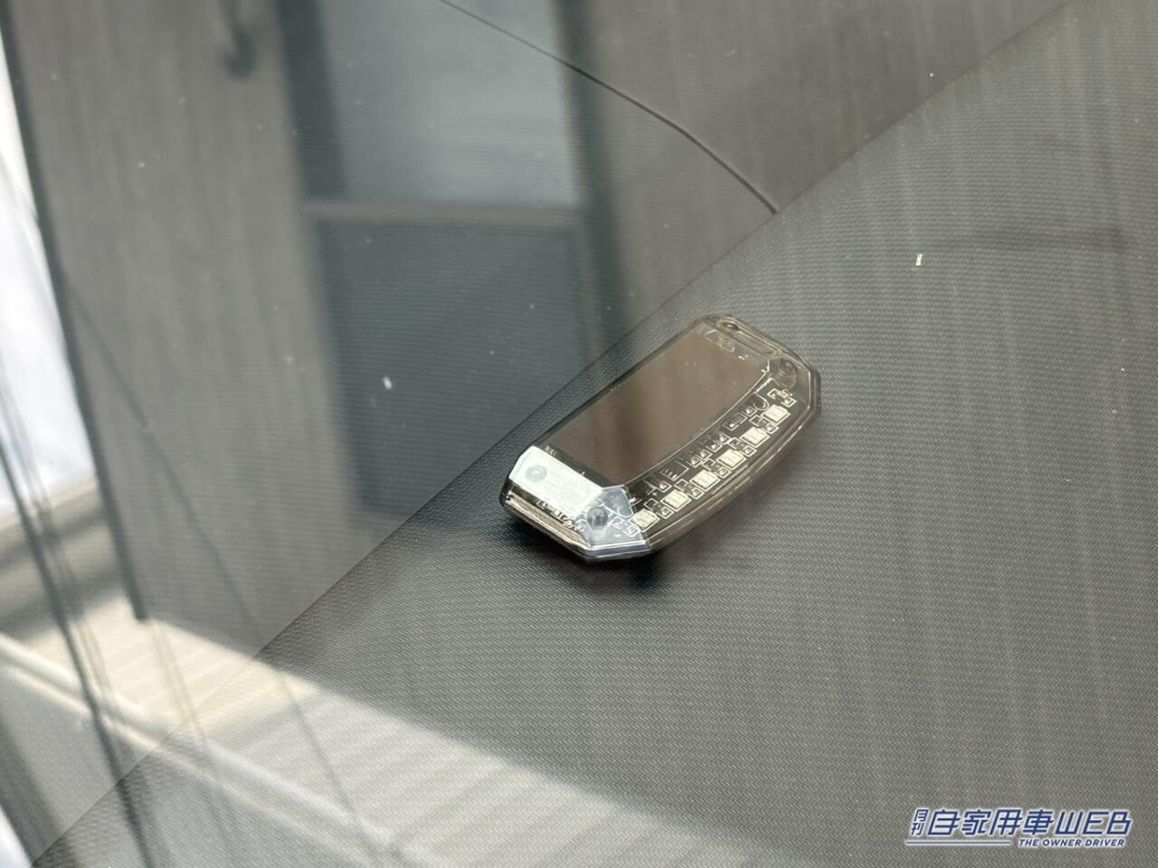 ソーラー盗難防止警告灯。|「思わず目に入る」神グッズはコンパクトなのに効果は十分。ソーラー充電&センサー搭載な高機能モデル。