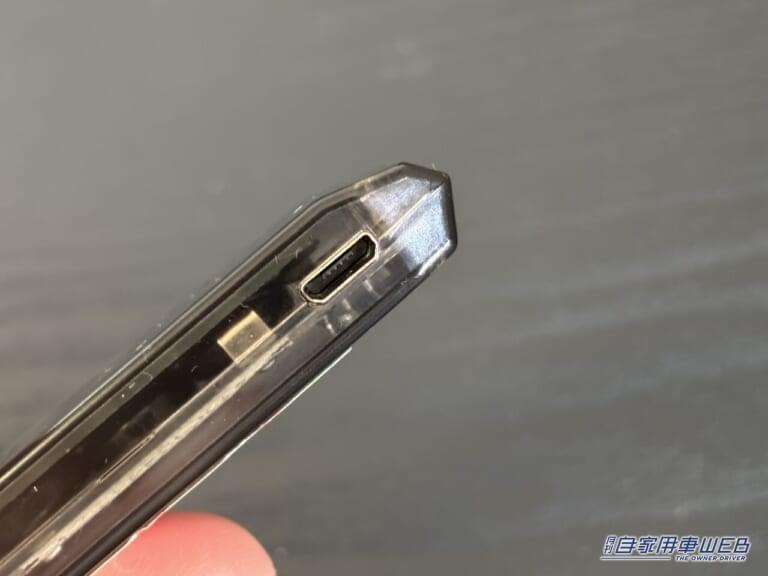 ソーラー盗難防止警告灯の充電用USBポート｜「車内に置くだけで効果あり？」ソーラー充電＆センサー搭載の高機能モデル。Amazonベストセラー1位（※）のカーグッズを実際に購入してインプレ！