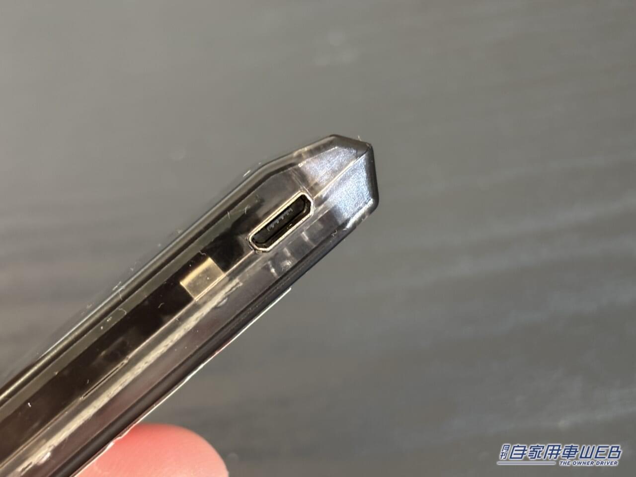 ソーラー盗難防止警告灯の充電用USBポート|「思わず目に入る」神グッズはコンパクトなのに効果は十分。ソーラー充電&センサー搭載な高機能モデル。