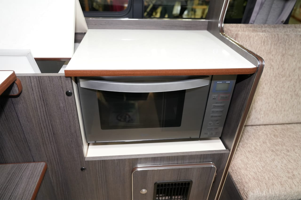 ｜旅キャンパーはやっぱり「ハイエース」。テレビ・冷蔵庫・電子レンジに広々キャビン「全部入り」仕様は、ふたり旅でも快適すぎる件