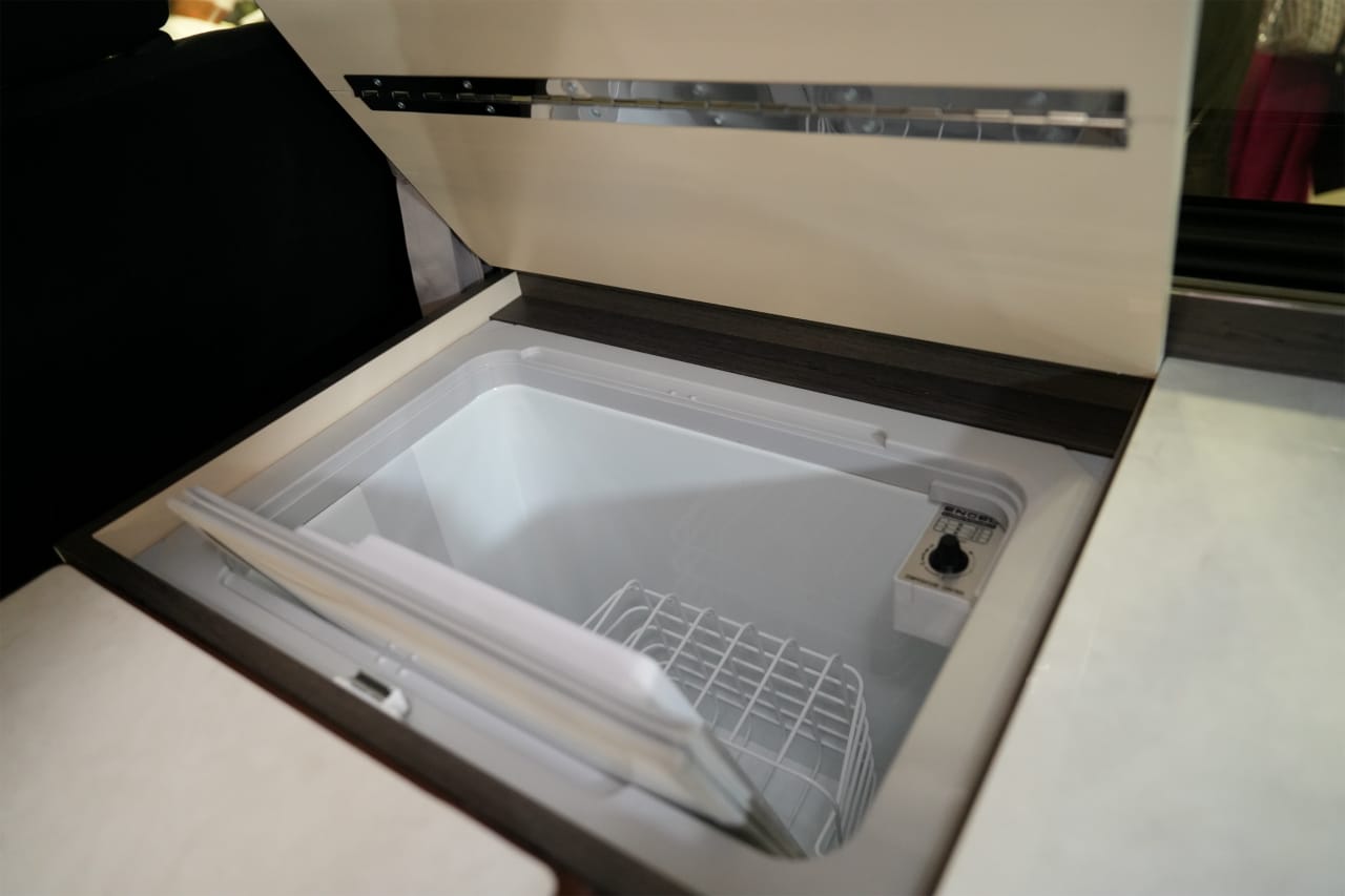 ｜旅キャンパーはやっぱり「ハイエース」。テレビ・冷蔵庫・電子レンジに広々キャビン「全部入り」仕様は、ふたり旅でも快適すぎる件