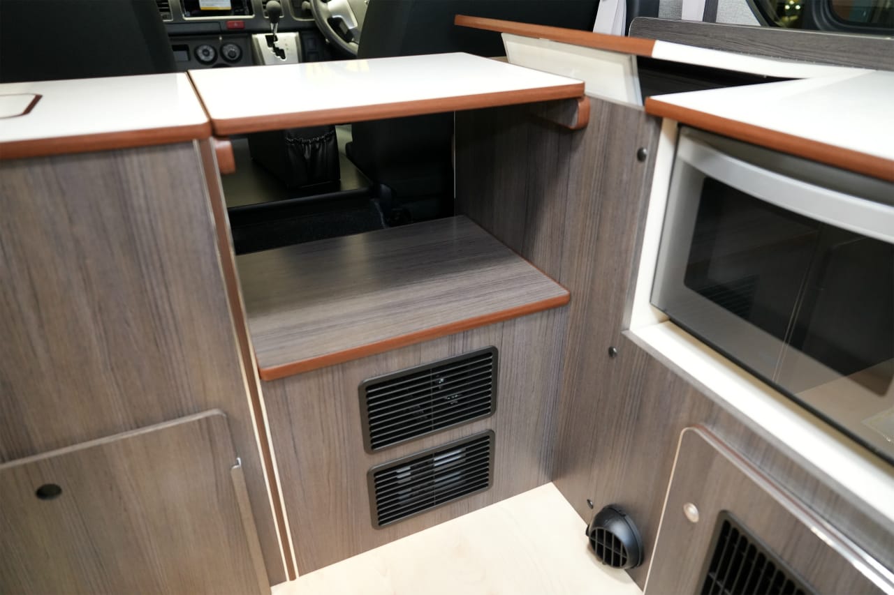｜旅キャンパーはやっぱり「ハイエース」。テレビ・冷蔵庫・電子レンジに広々キャビン「全部入り」仕様は、ふたり旅でも快適すぎる件