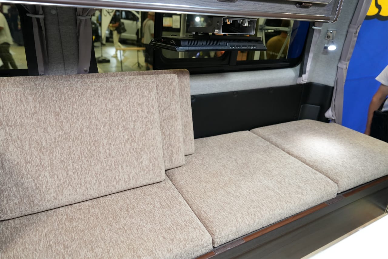 ｜旅キャンパーはやっぱり「ハイエース」。テレビ・冷蔵庫・電子レンジに広々キャビン「全部入り」仕様は、ふたり旅でも快適すぎる件