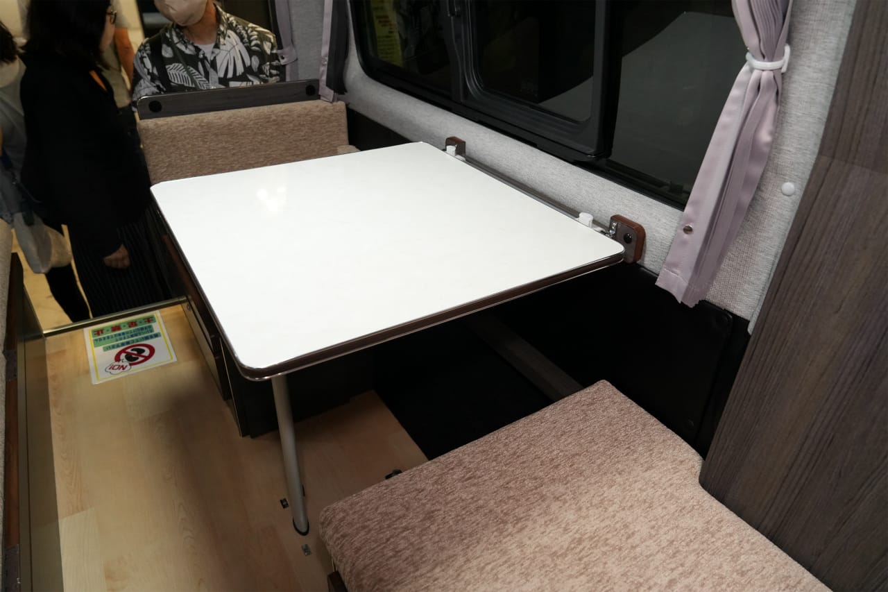 ｜旅キャンパーはやっぱり「ハイエース」。テレビ・冷蔵庫・電子レンジに広々キャビン「全部入り」仕様は、ふたり旅でも快適すぎる件