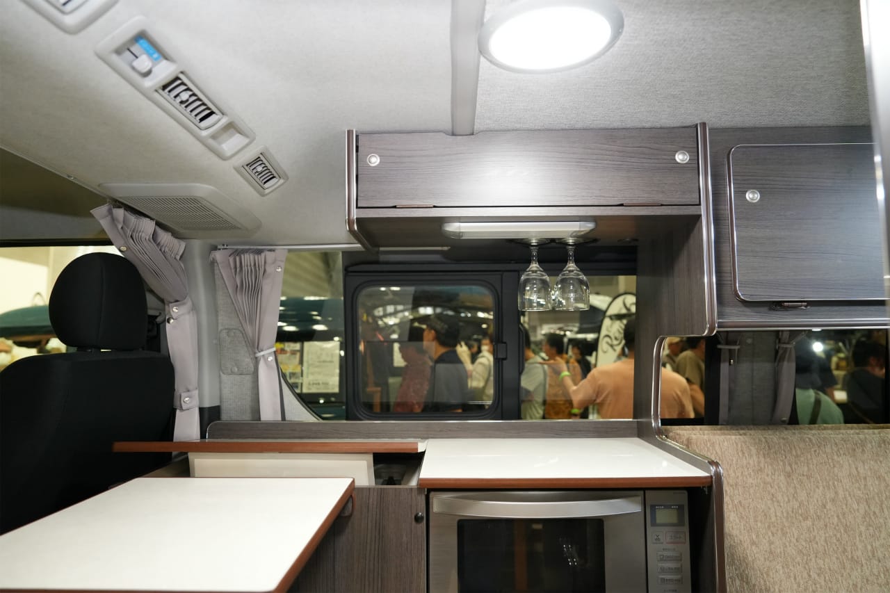 ｜旅キャンパーはやっぱり「ハイエース」。テレビ・冷蔵庫・電子レンジに広々キャビン「全部入り」仕様は、ふたり旅でも快適すぎる件