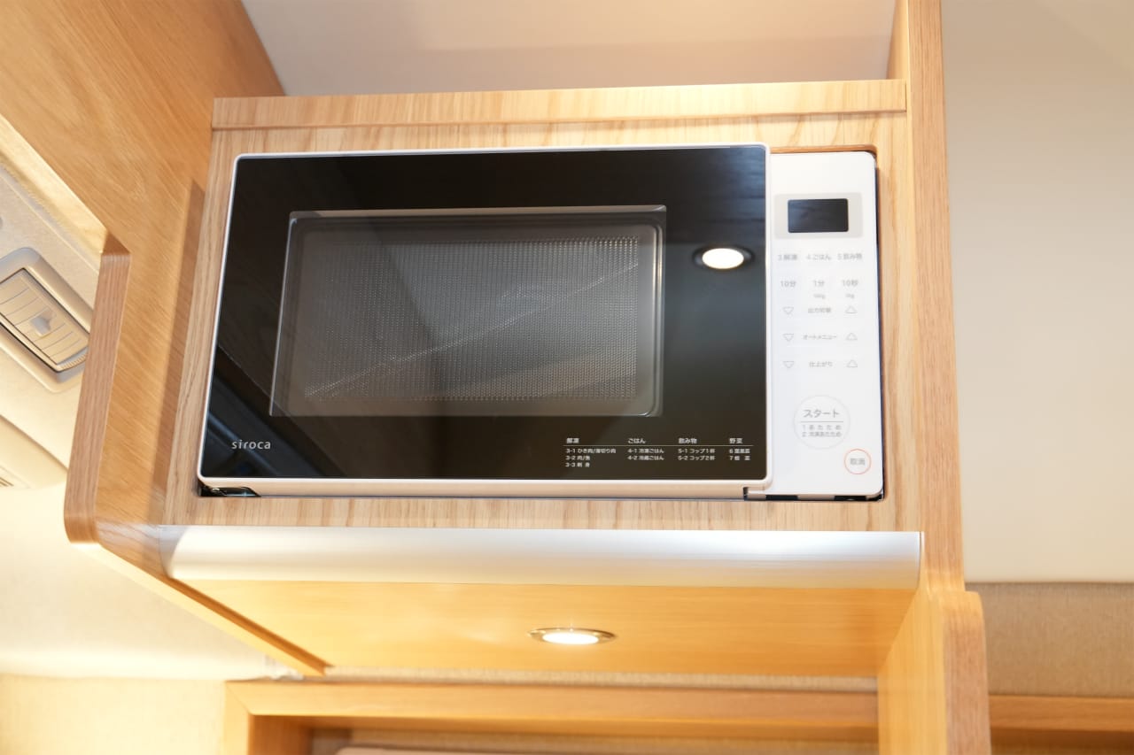 ｜リビングルーム完備のハイエース。「天然木キャビン」には個室も設置。贅沢な旅が楽しめるぞ！