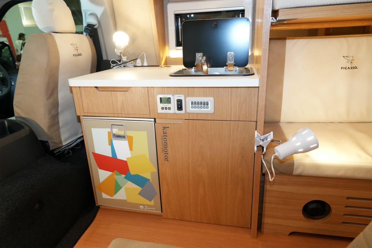 ｜リビングルーム完備のハイエース。「天然木キャビン」には個室も設置。贅沢な旅が楽しめるぞ！